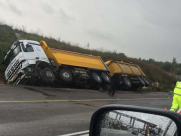 بالصور : تحطم سيارة وانقلاب شاحنة قرب مدينة اللد